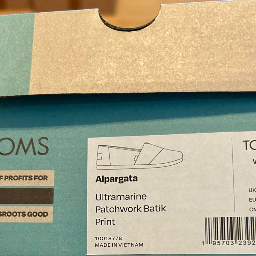 TOMS Women’s slip ons - Picture 8 of 8